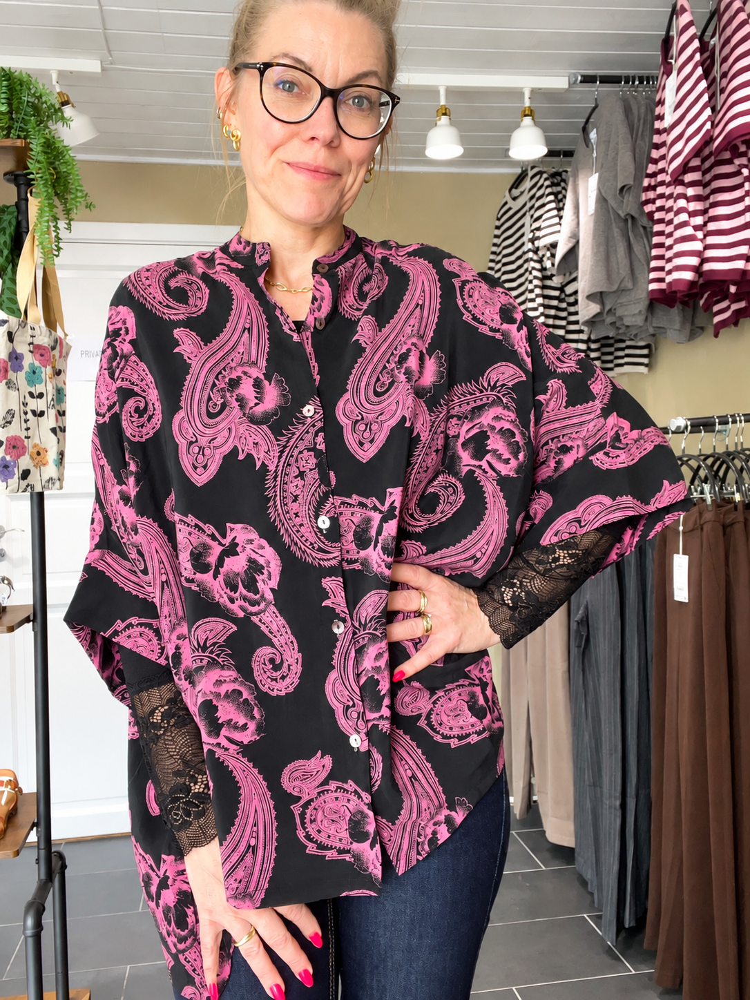 Cofur Diva Blouse sort/rosa silkebluse i upcyclet vintage sari-silke