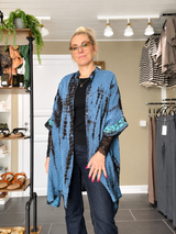 Diva Tunika Onesize – blå tie-dye – 100% Genanvendt Silke – Cofur Denmark
