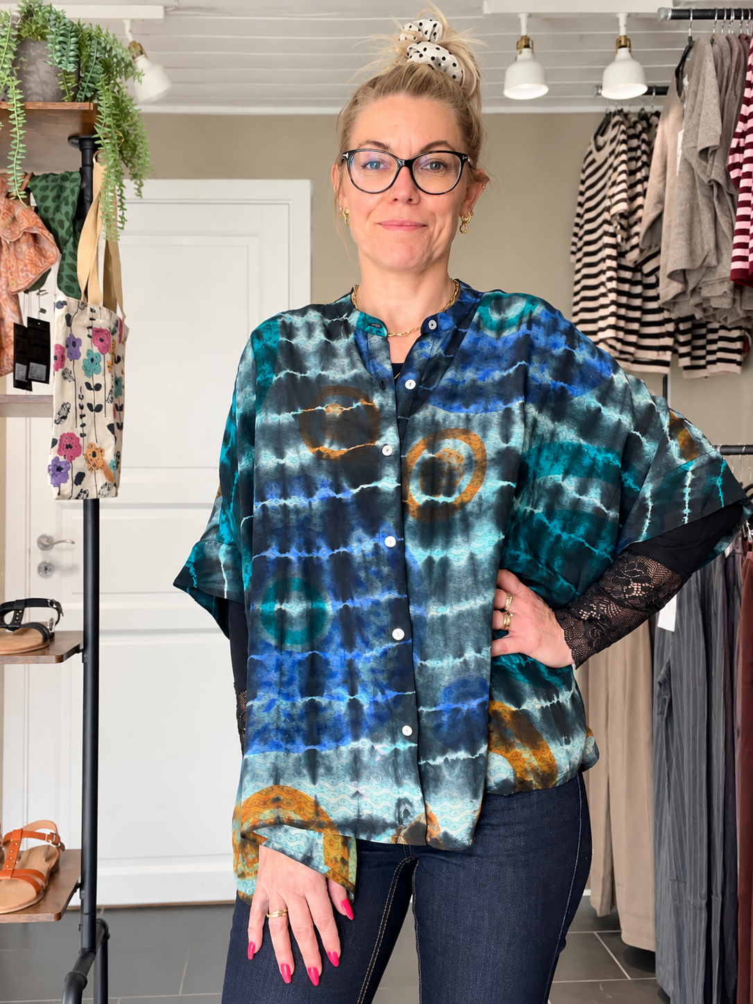 Cofur unika Diva Blouse blågrøn tie-dye i pre-loved indisk sarisilke