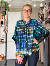 Cofur unika Diva Blouse blågrøn tie-dye i pre-loved indisk sarisilke