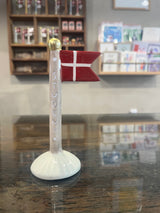 Borddekoration til studenterfest med lysegråt keramikflag