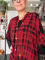 Cofur Denmark rød tie-dye Diva Blouse i unik genanvendt sari-silke