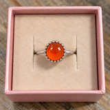 Rhodineret fingerring med ravfarvet sten fra Zefina Denmark