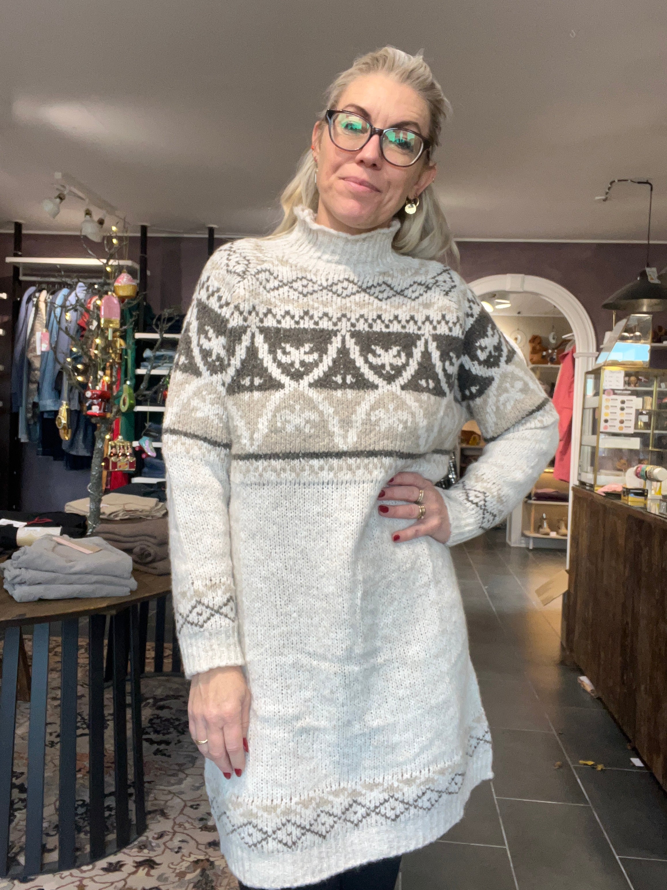 Marta du Château JOCELYNE strikkjole i calce fango beige – onesize knælang kjole