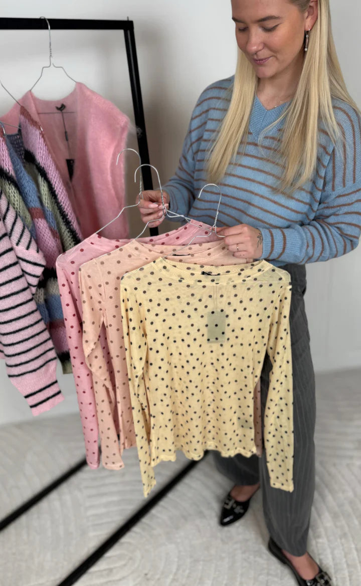 Feminin mesh bluse fra Black Colour yellow dot med prikker dame