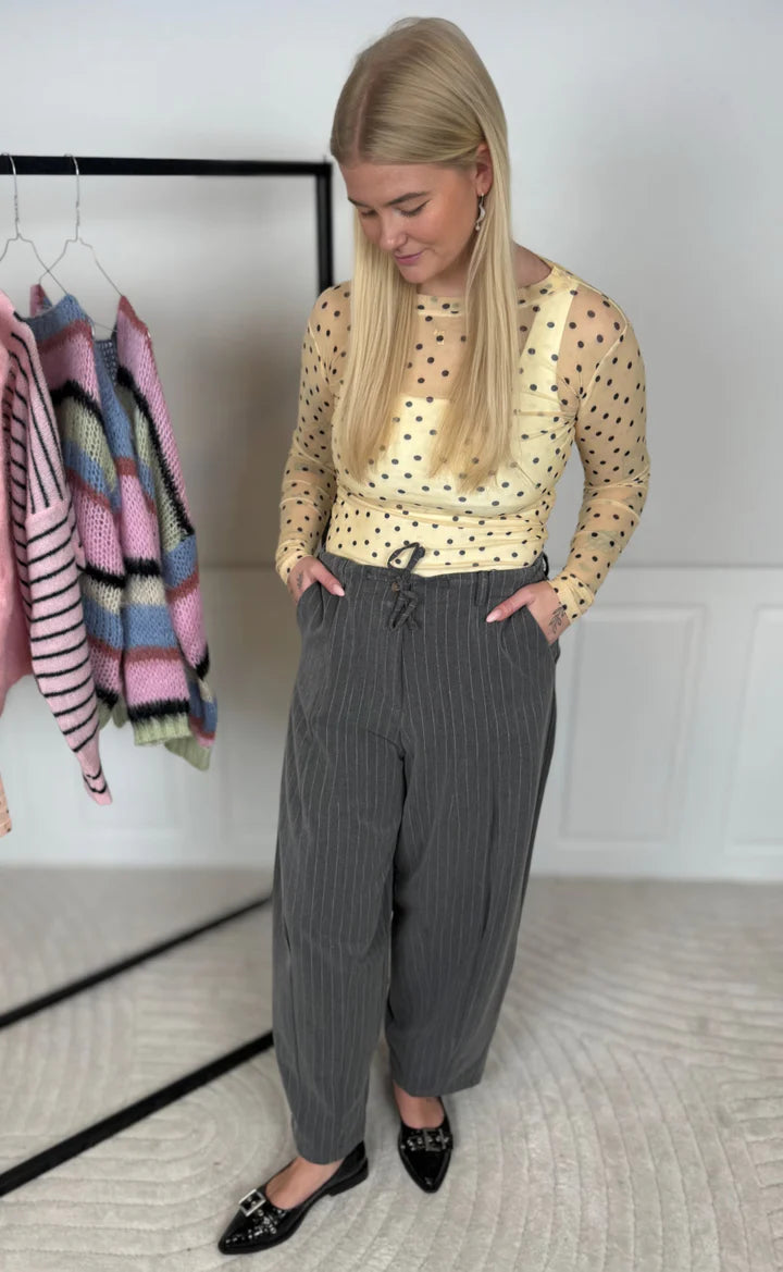 Transparent mesh bluse yellow dot fra Black Colour med print dame