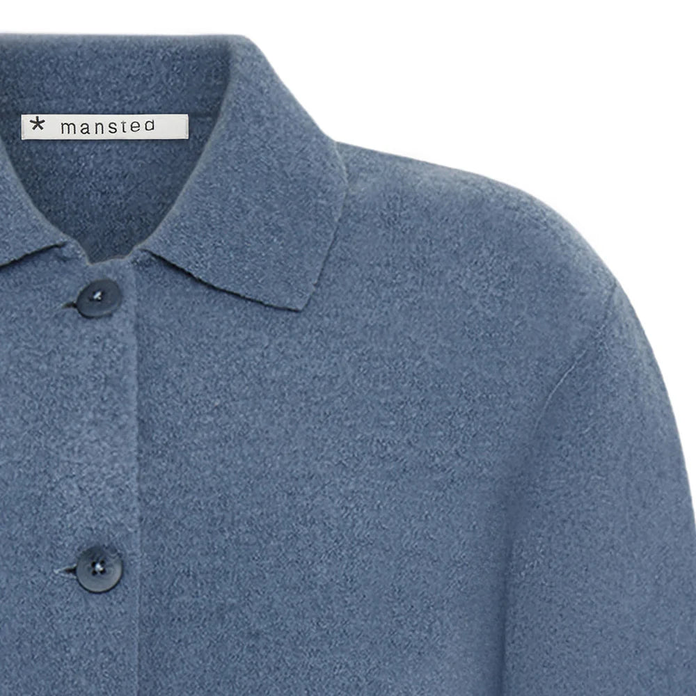 Detalje: lille krave, rå kanter og corozo-knapper – BOBO 09 Denim