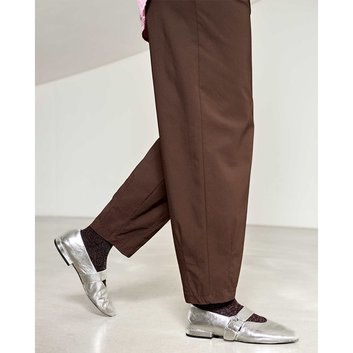 BEATE Barrel Pant – Moderne Bukser – Mocca – Black Colour