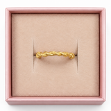 Zefina lille guldfarvet ring med snoet design