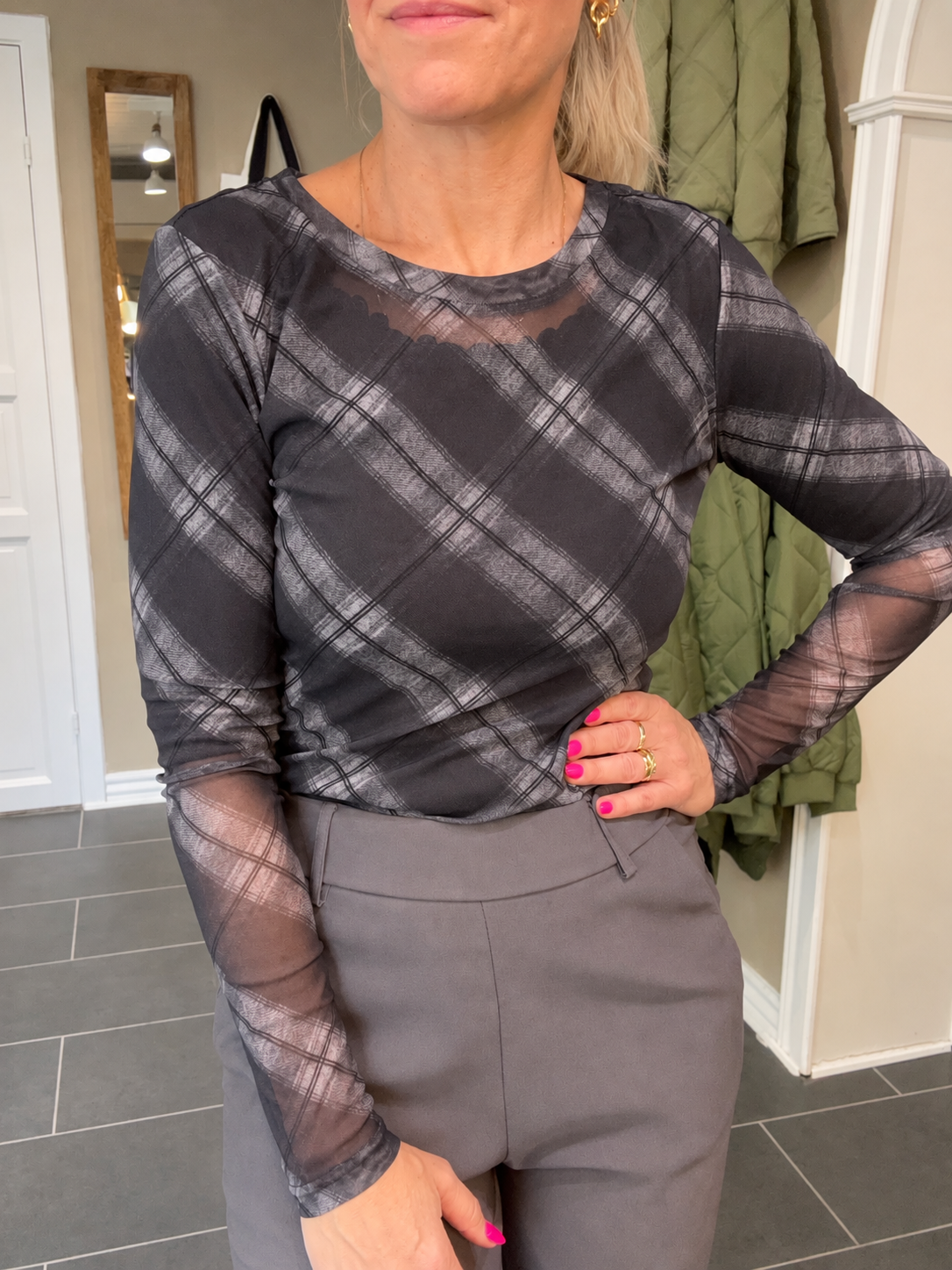 Black Colour Kamma bluse med gråt tartan print