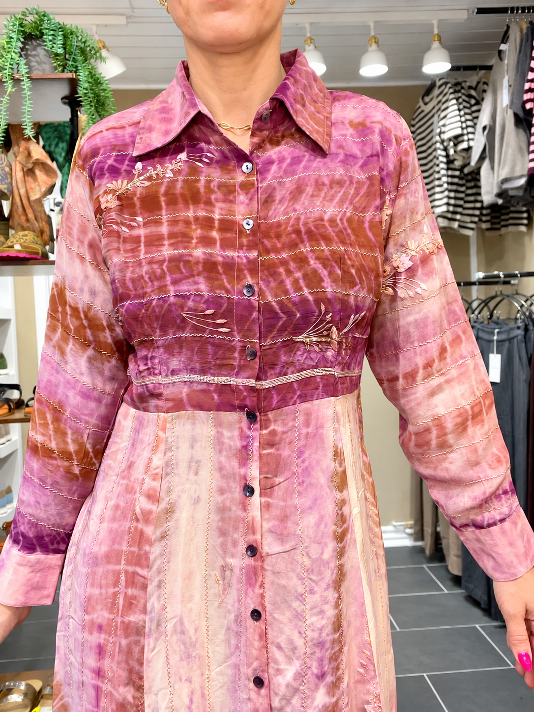Cofur New Yorker Dress S18 lang silkekjole i blomme med glimmer