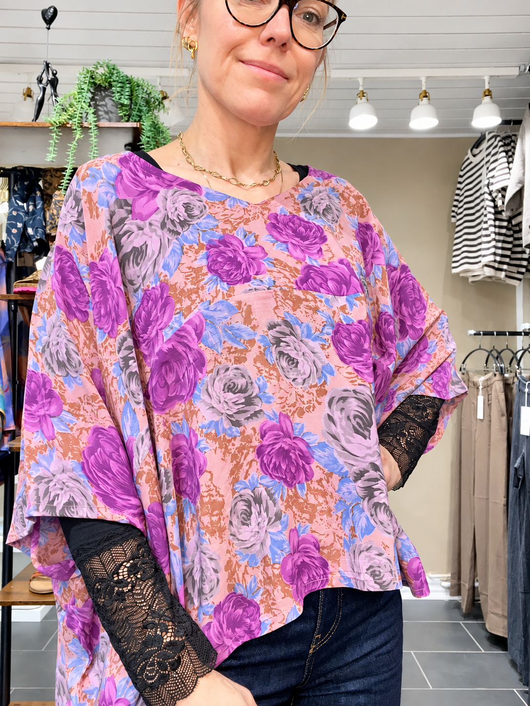 Cofur Lombok Poncho Blouse OneSize lilla blomstret silkebluse i genanvendt sari-silke
