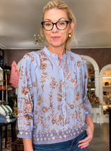Lyseblå printet bluse fra Marta Du Chateau