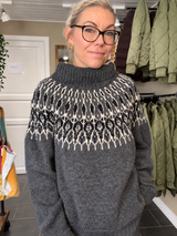 Håndstrikket norsk uldsweater i grå sort og hvid