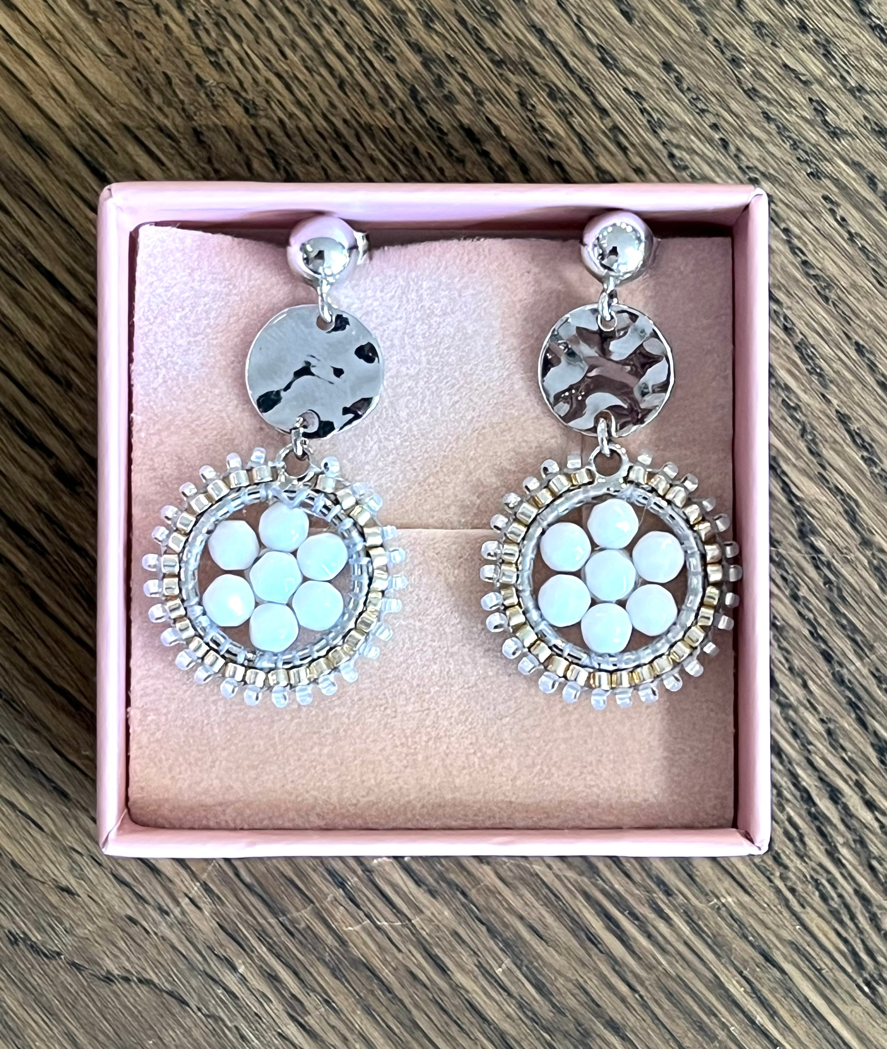 håndslebne perleøreringe fra Maq jewelry
