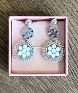 håndslebne perleøreringe fra Maq jewelry