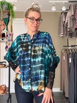 Cofur Diva Blouse blå/grøn tie-dye unika silkebluse i genanvendt sari-silke