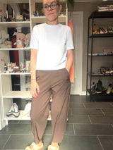 BEATE Barrel Pant – Moderne Bukser – Coffee – Black Colour