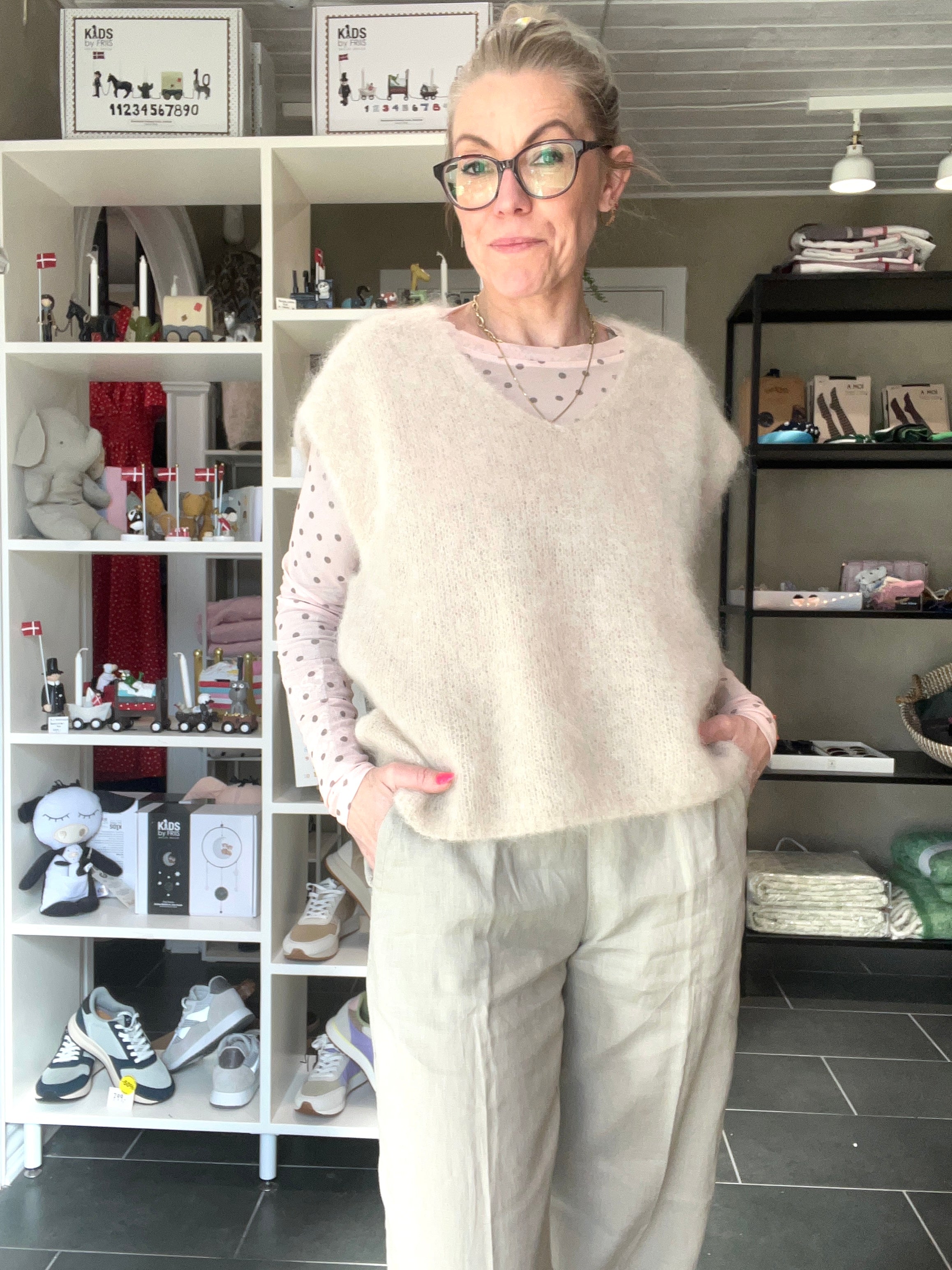 Bjoerk Strikvest – Latte fra Black Colour
