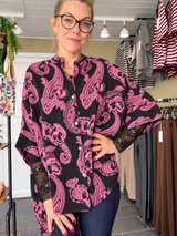 Cofur Diva Blouse sort/rosa silkebluse i upcyclet vintage sari-silke