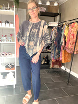 Poncho Blouse fra Cofur Denmark i støvet grå og beige silke