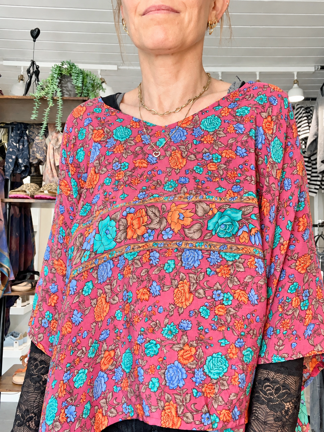 Cofur Lombok Poncho Blouse rosa blomstret one-of-a-kind silkebluse til dame