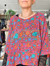 Cofur Lombok Poncho Blouse rosa blomstret one-of-a-kind silkebluse til dame