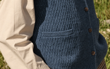 Komma Soft Blue Mansted vest med kraftig strukturstrik