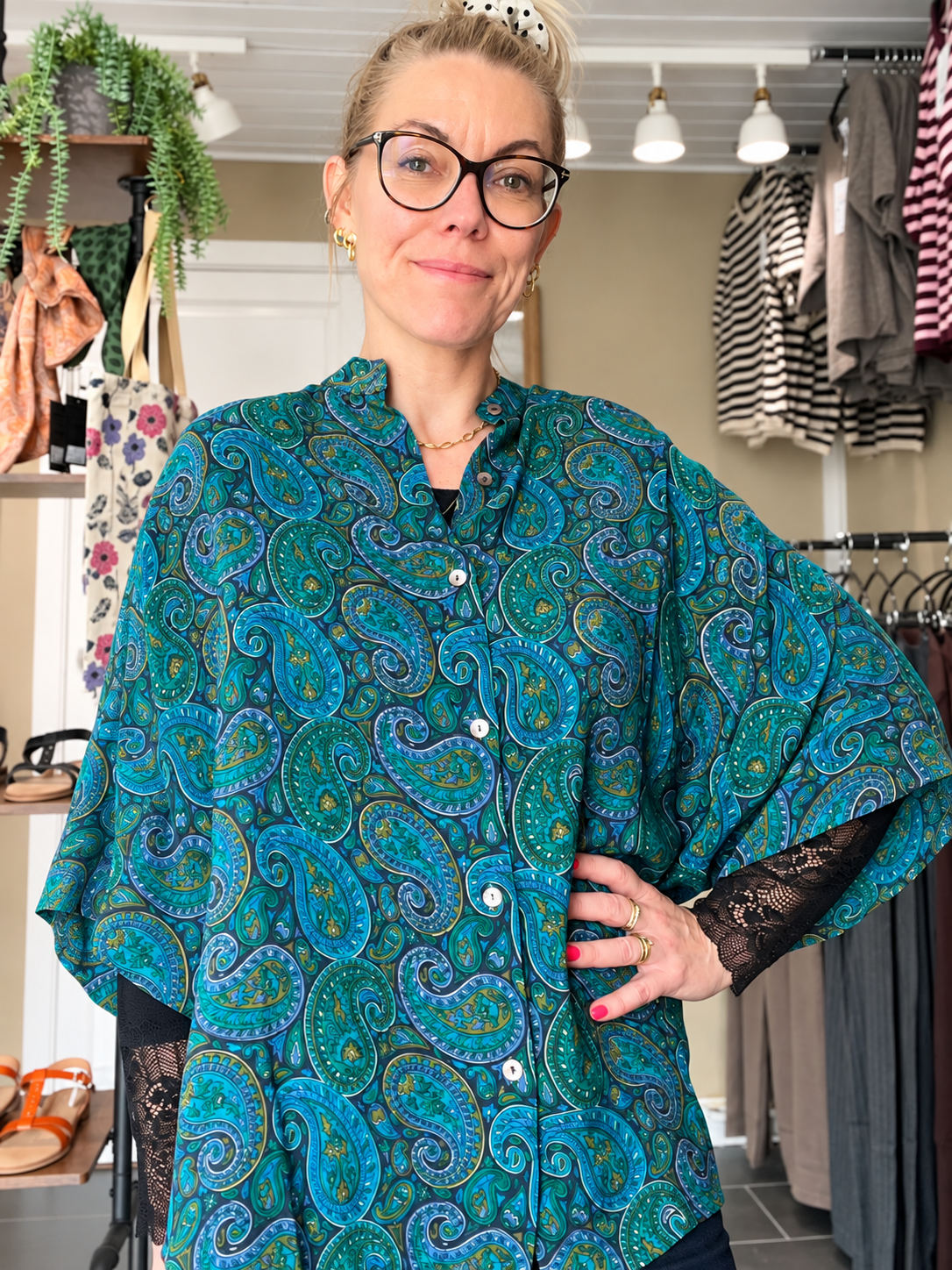 Cofur Diva Blouse blågrøn paisley silkebluse i upcyclet vintage sari-silke