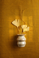 Dansende Diva vase i keramik fra Vangs Keramiske Værksted i farven Guldkaramel