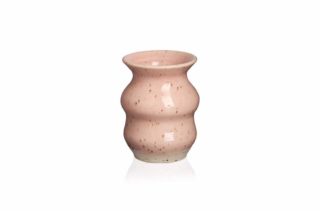 Dansende Diva vase i keramik fra Vangs Keramiske Værksted i farven Pink