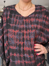 Cofur Poncho Blouse sort og rød one-of-a-kind silkebluse til dame