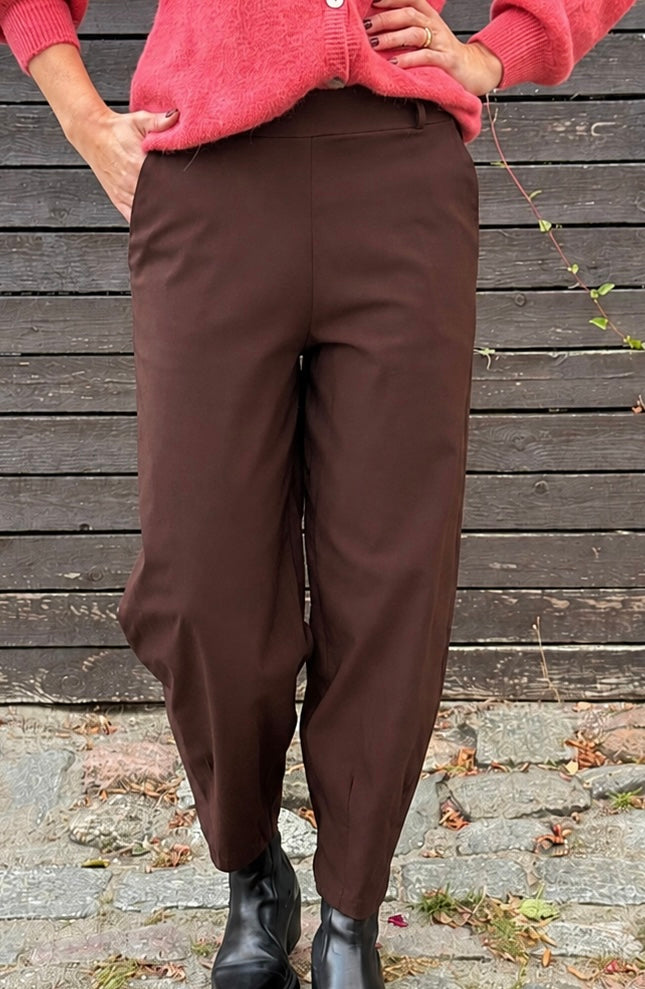 Black Colour Beate Barrel Pant Mocca damebukser
