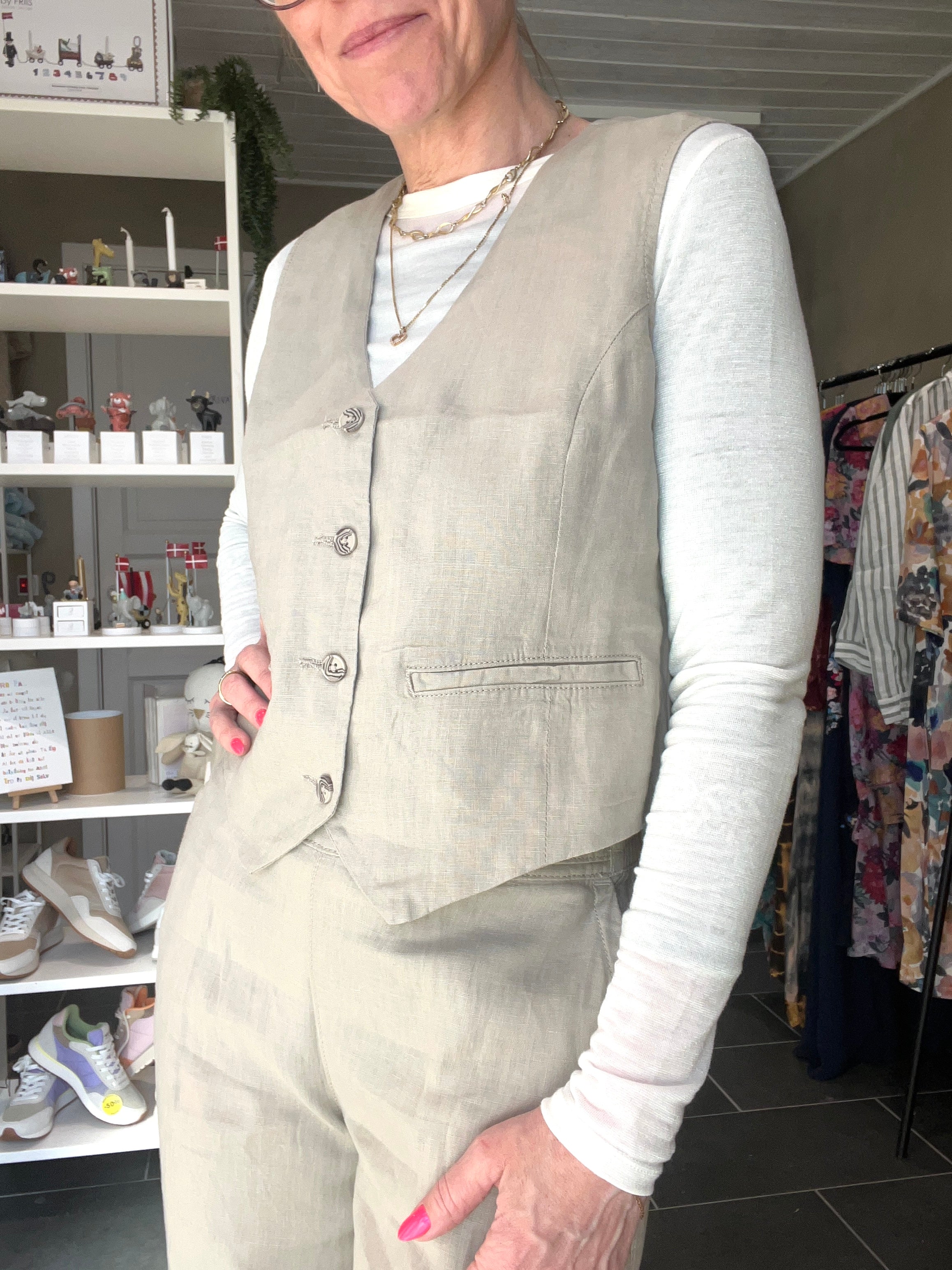 Short Vest Buttons – Hør Vest med Knapper – Timeless Beige – Street One