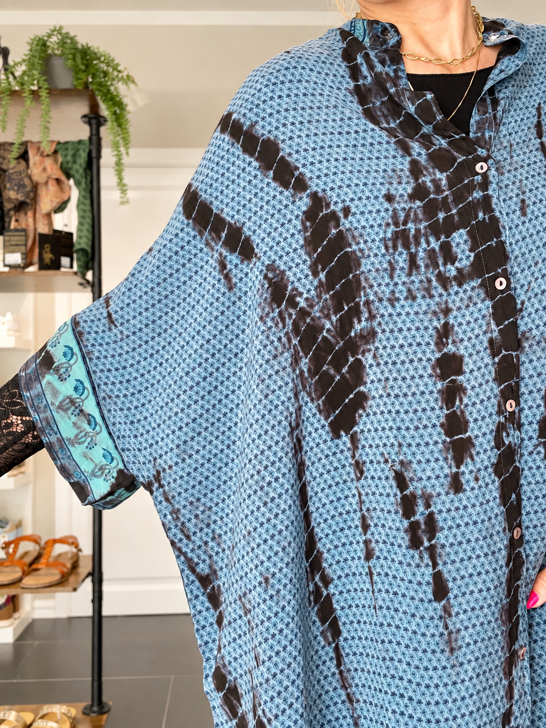 Diva Tunika Onesize – blå tie-dye – 100% Genanvendt Silke – Cofur Denmark
