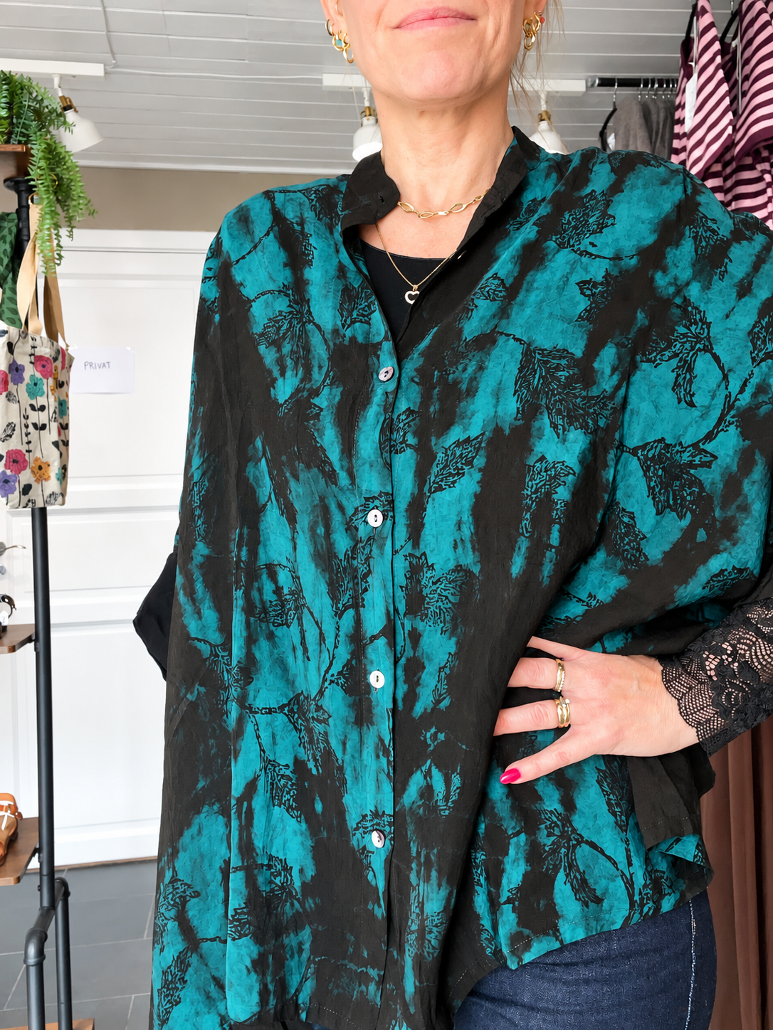 Cofur Denmark petroleumsfarvet Diva Blouse i unik genanvendt sari-silke