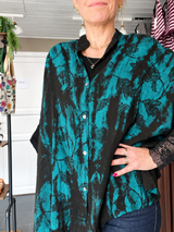 Cofur Denmark petroleumsfarvet Diva Blouse i unik genanvendt sari-silke