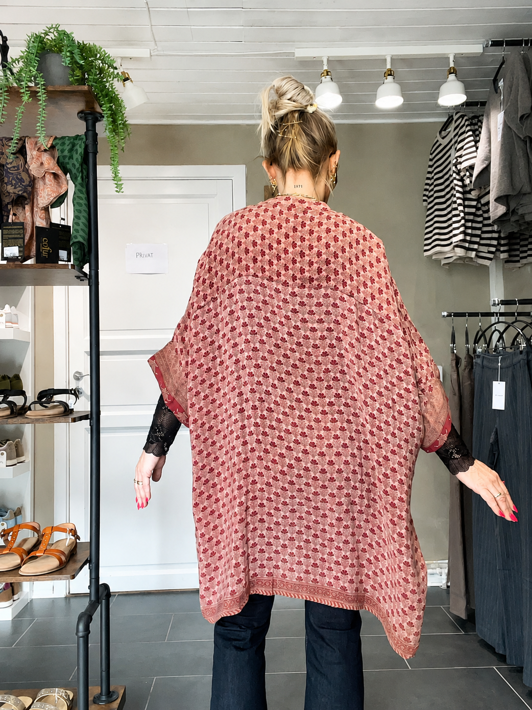 Cofur Diva Tunika i recycled silk med dekorativt rødt mønster