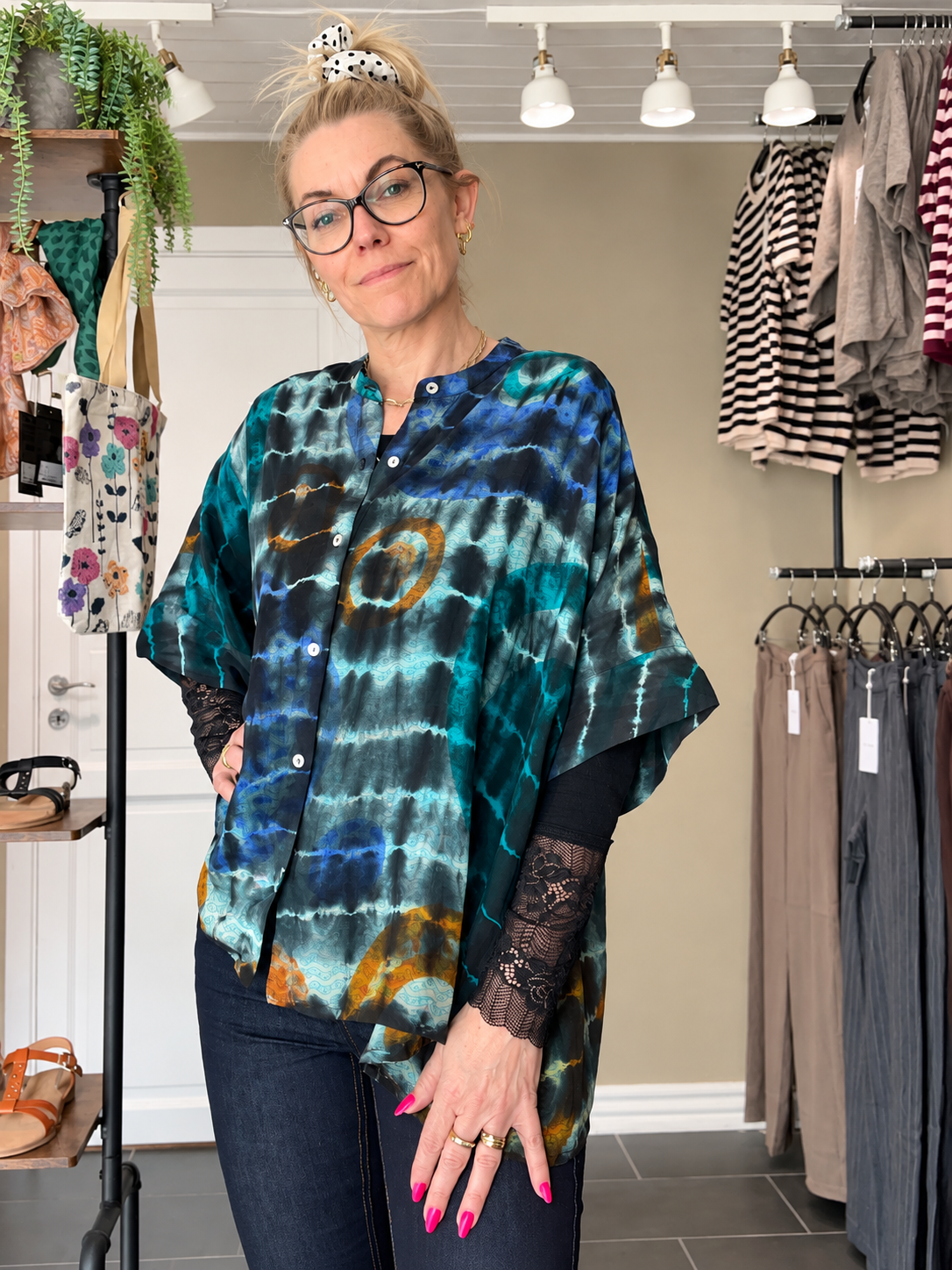 Cofur Diva Blouse blå/grøn tie-dye silkebluse i upcyclet vintage sari-silke