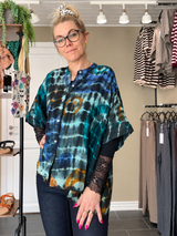 Cofur Diva Blouse blå/grøn tie-dye silkebluse i upcyclet vintage sari-silke