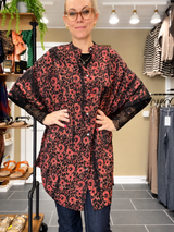 Diva Tunika Onesize – koralfarvet/sort– 100% Genanvendt Silke – Cofur Denmark