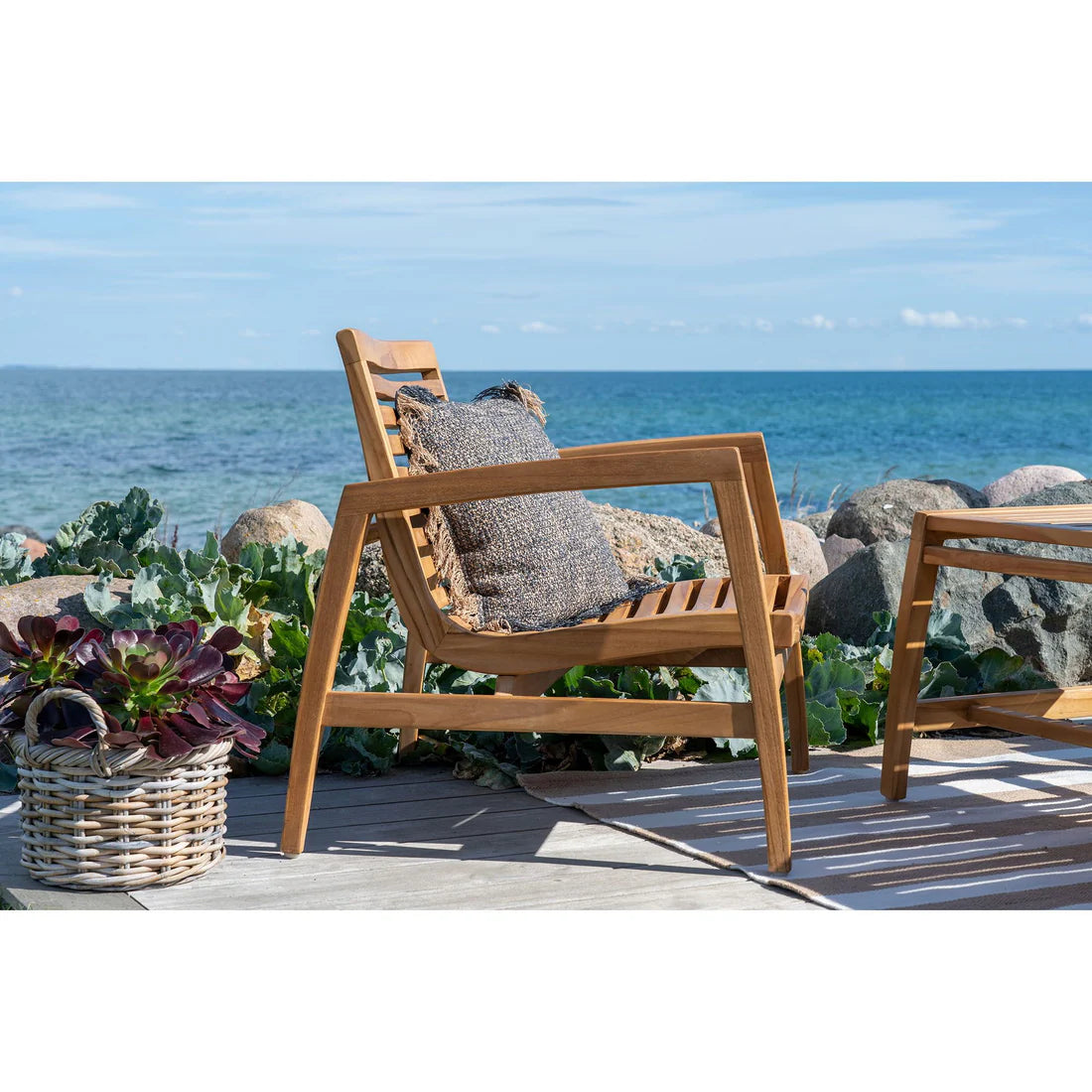 Loungesæt teak natur med bænk og stole udendørs