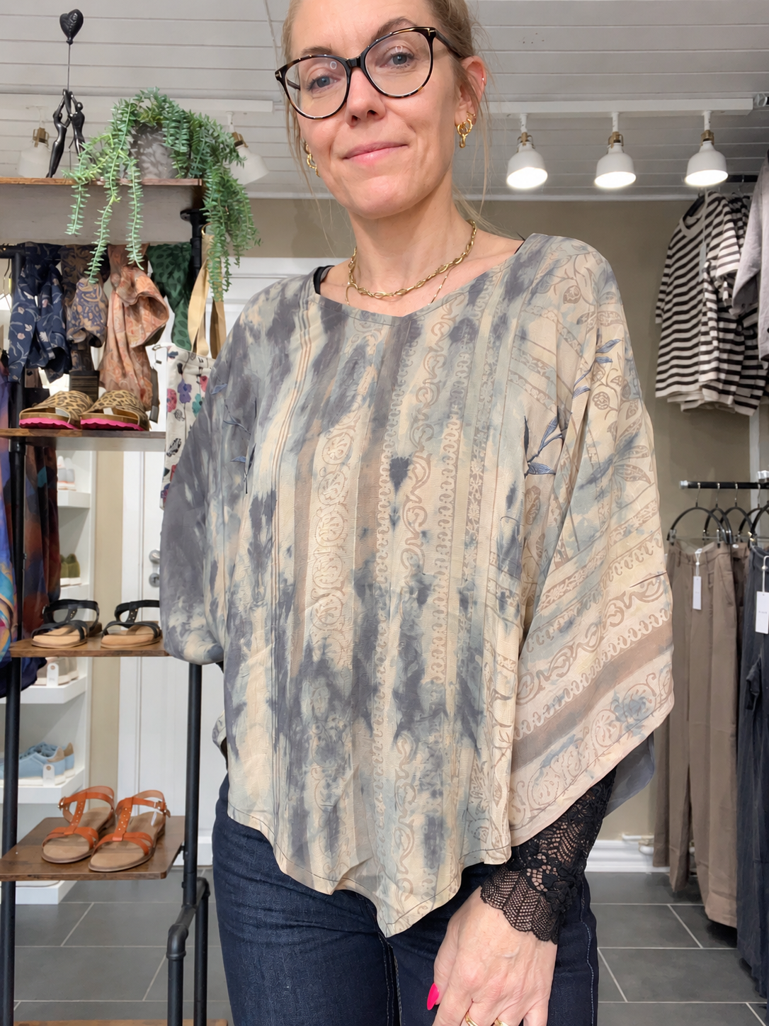 Cofur Poncho Blouse OneSize i grå/beige genanvendt indisk sarisilke