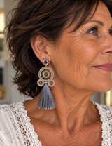 Maq Jewelry øreringe med grå frynser og ægte perler