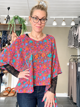 Cofur unika Lombok ponchobluse rosa blomstret i pre-loved vintage silke