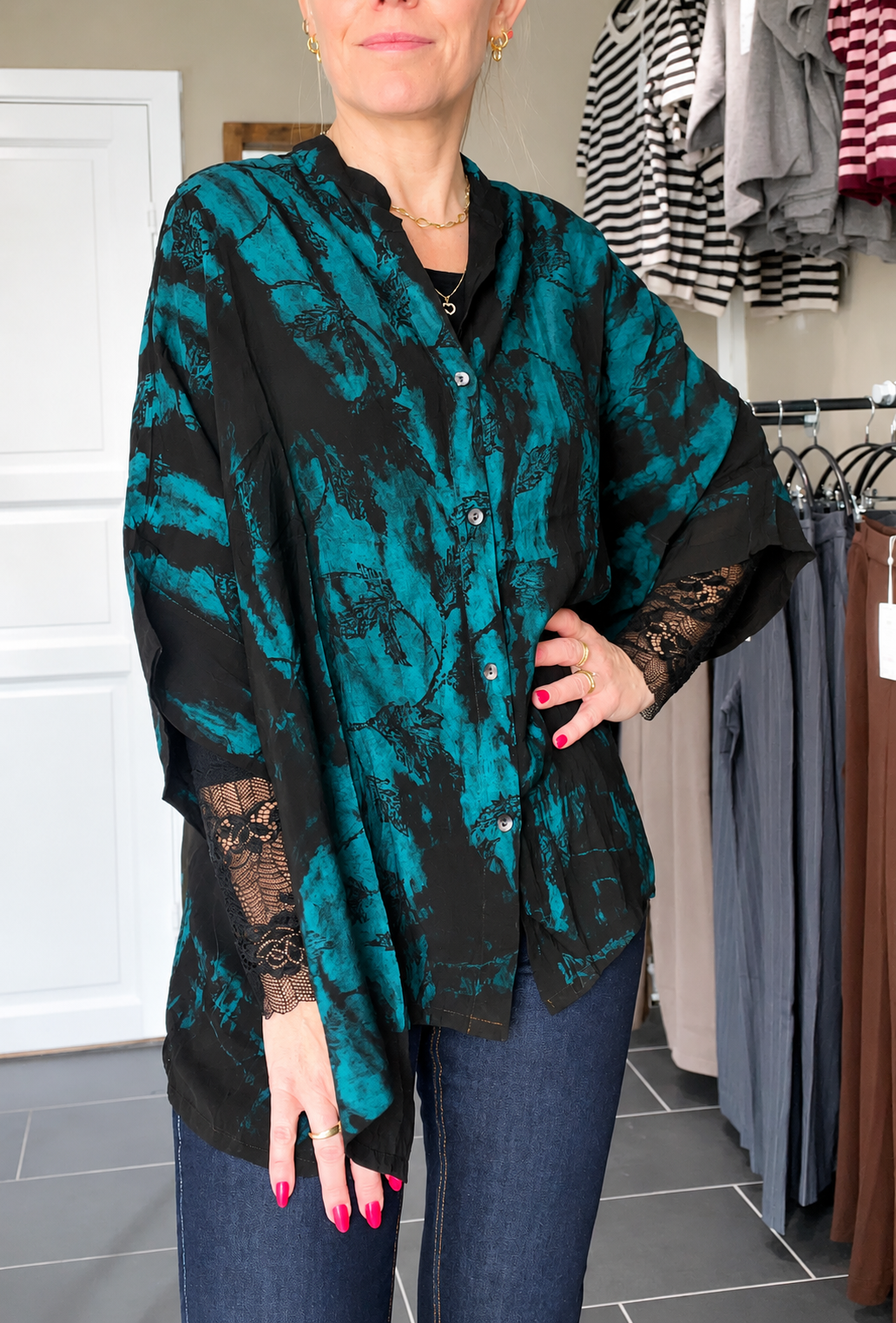 Cofur Diva Blouse petroleumsfarvet silkebluse i upcyclet vintage sari-silke