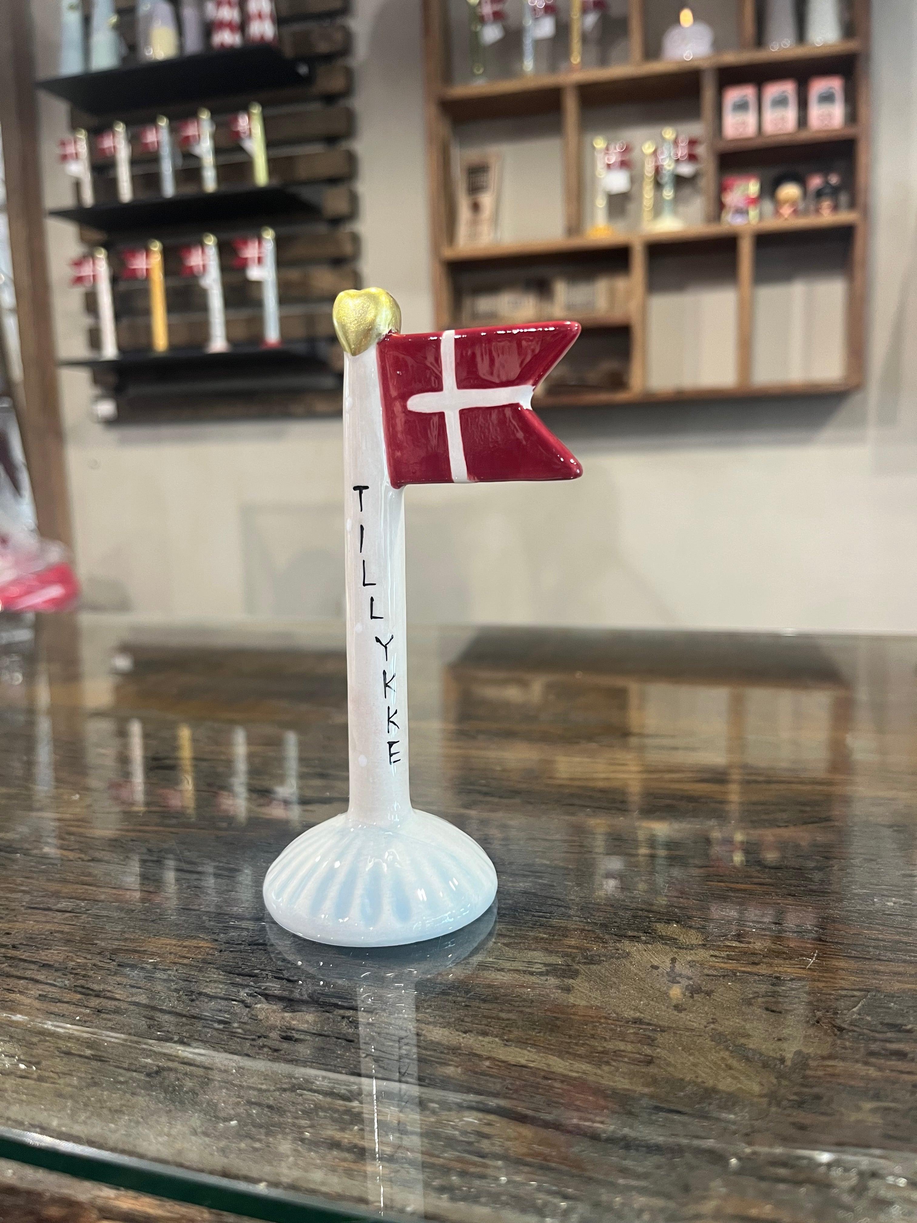 Håndlavet bordflag med teksten TILLYKKE
