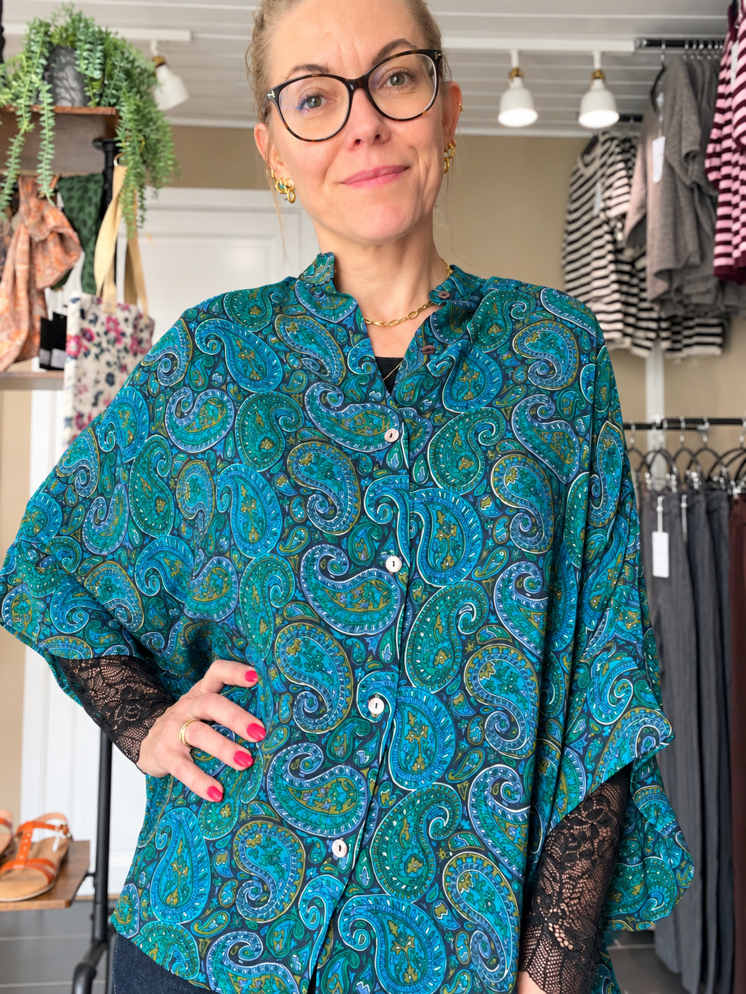 Cofur Diva Blouse blågrøn paisley unika silkebluse i genanvendt sari-silke