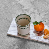 Grønt krus i stentøj med bladmønster