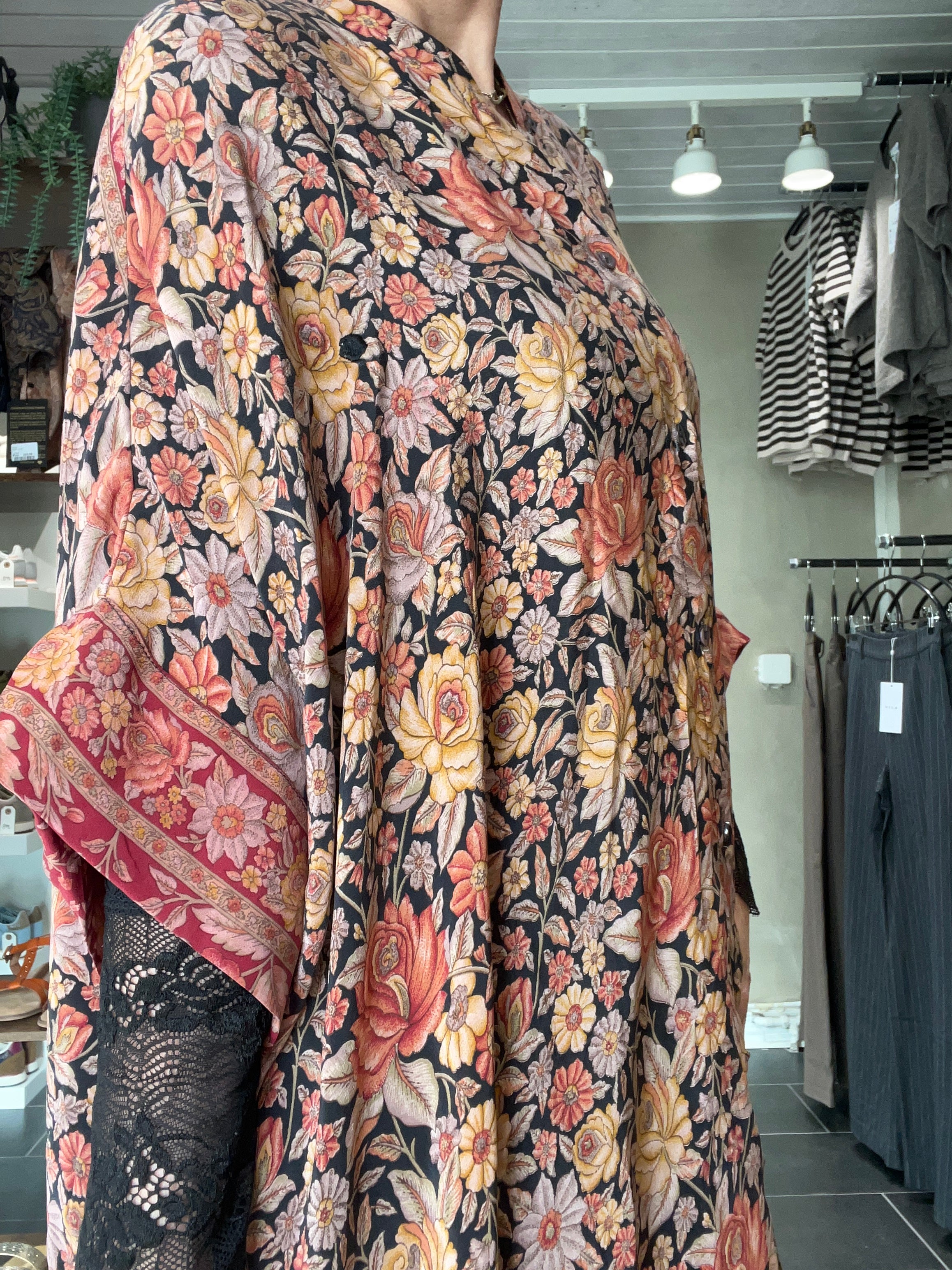 Feminin Cofur Diva silketunika med farverigt blomsterprint